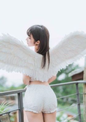 看女人下穿一寸沙的全黄色